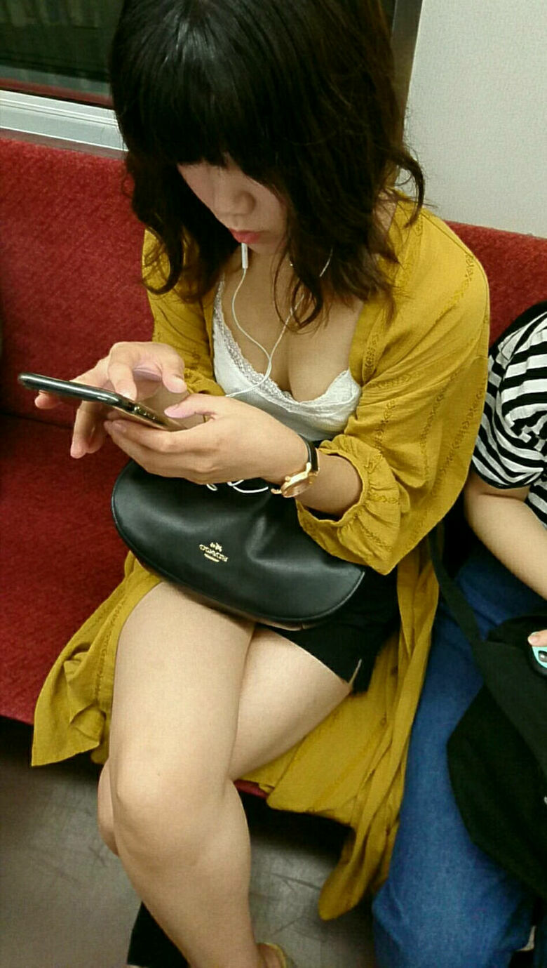 電車パンチラ動画像251枚!エロい盗撮JK・素人対面女子のミニスカパンツに太もも 生足がエロくて抜ける!!067枚目