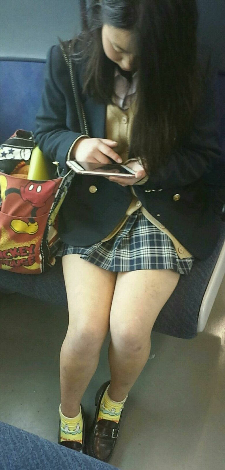 電車パンチラ動画像251枚!エロい盗撮JK・素人対面女子のミニスカパンツに太もも 生足がエロくて抜ける!!071枚目