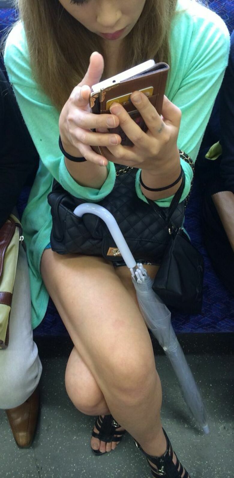 電車パンチラ動画像251枚!エロい盗撮JK・素人対面女子のミニスカパンツに太もも 生足がエロくて抜ける!!072枚目