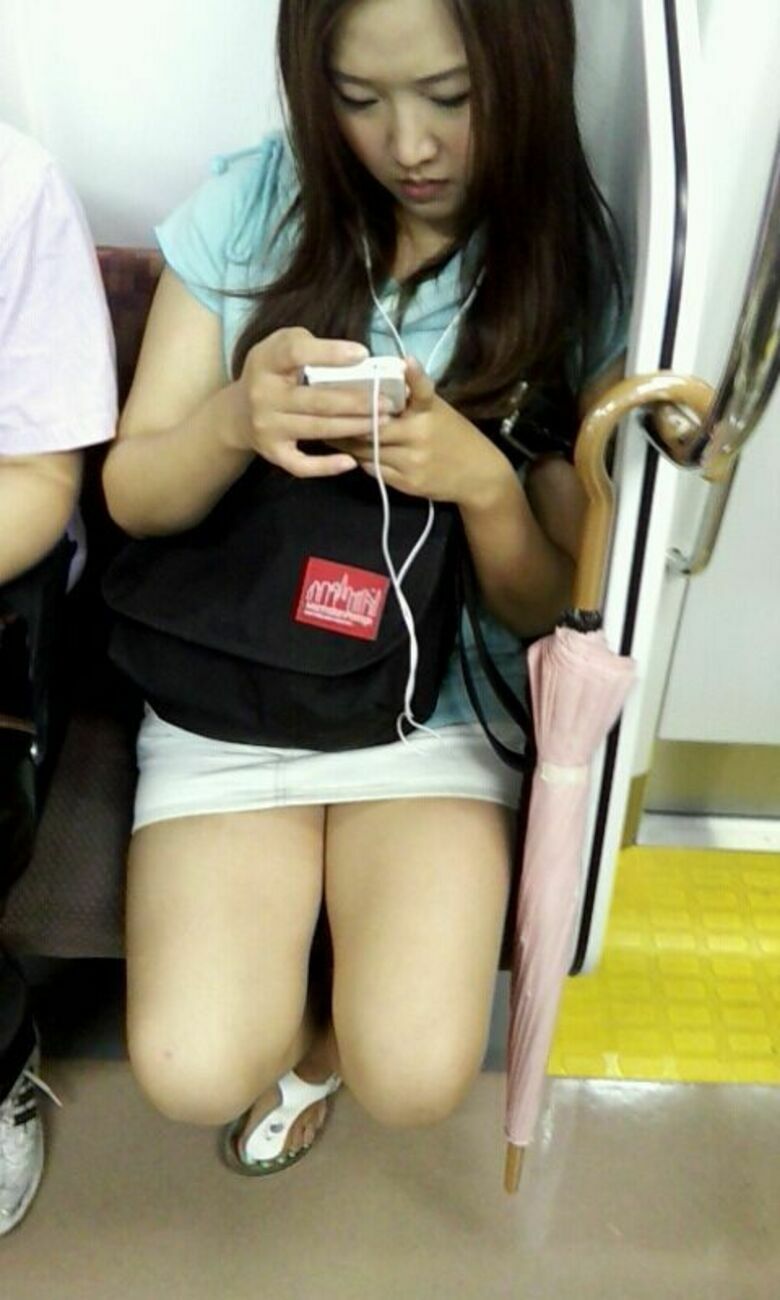 電車パンチラ動画像251枚!エロい盗撮JK・素人対面女子のミニスカパンツに太もも 生足がエロくて抜ける!!074枚目