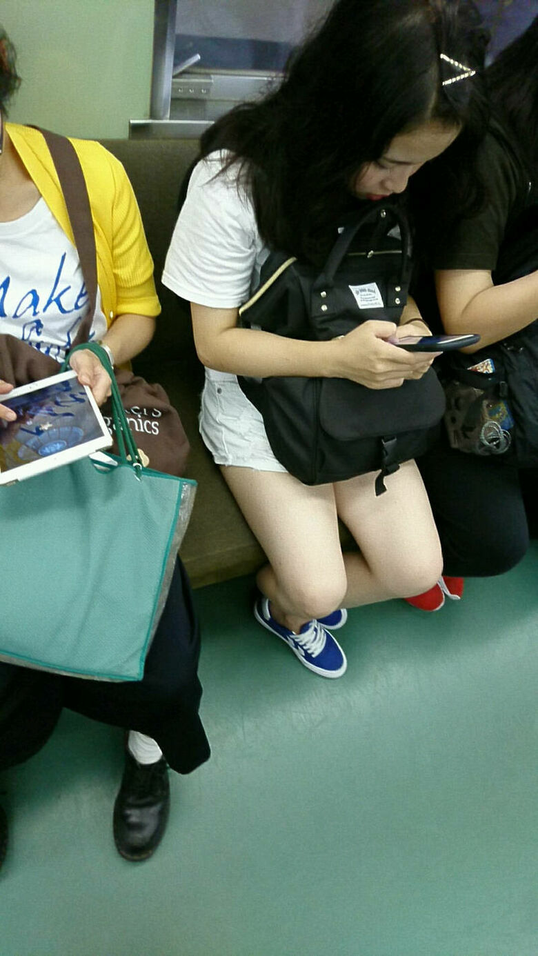 電車パンチラ動画像251枚!エロい盗撮JK・素人対面女子のミニスカパンツに太もも 生足がエロくて抜ける!!075枚目