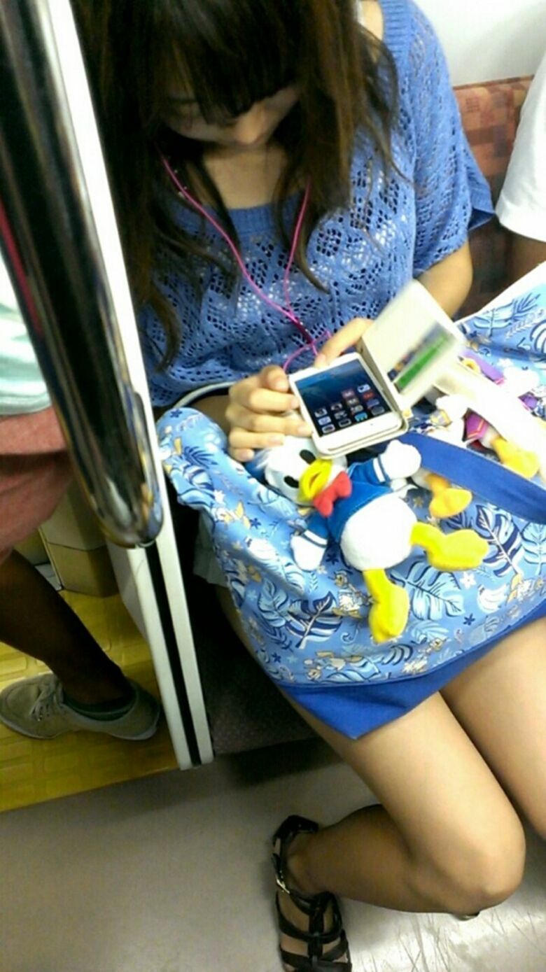 電車パンチラ動画像251枚!エロい盗撮JK・素人対面女子のミニスカパンツに太もも 生足がエロくて抜ける!!076枚目
