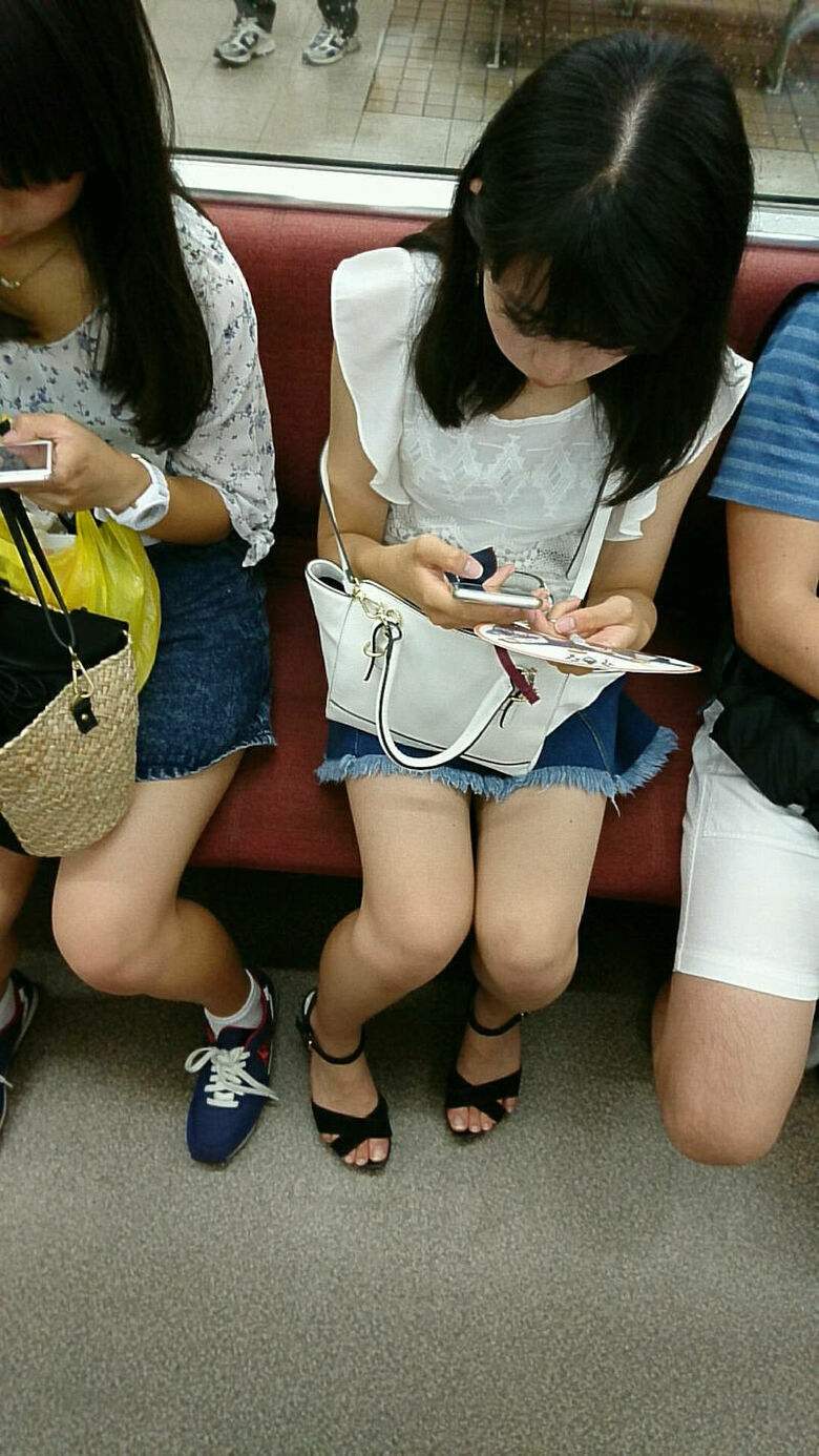 電車パンチラ動画像251枚!エロい盗撮JK・素人対面女子のミニスカパンツに太もも 生足がエロくて抜ける!!077枚目