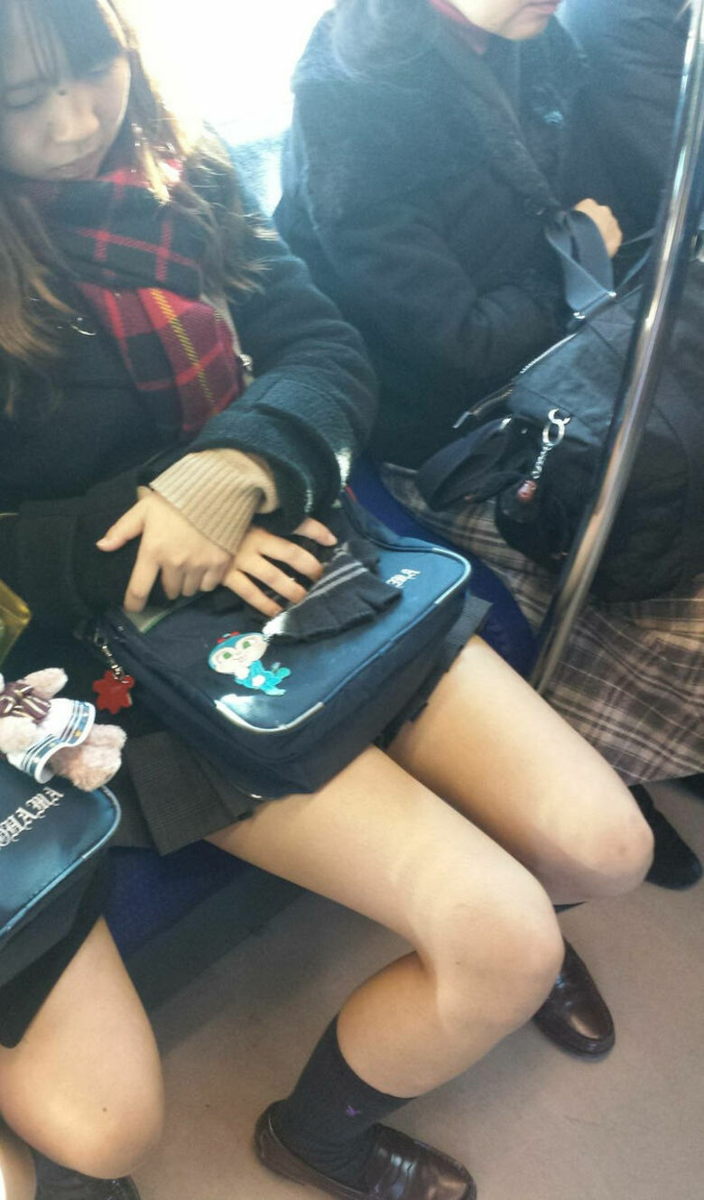 電車パンチラ動画像251枚!エロい盗撮JK・素人対面女子のミニスカパンツに太もも 生足がエロくて抜ける!!083枚目