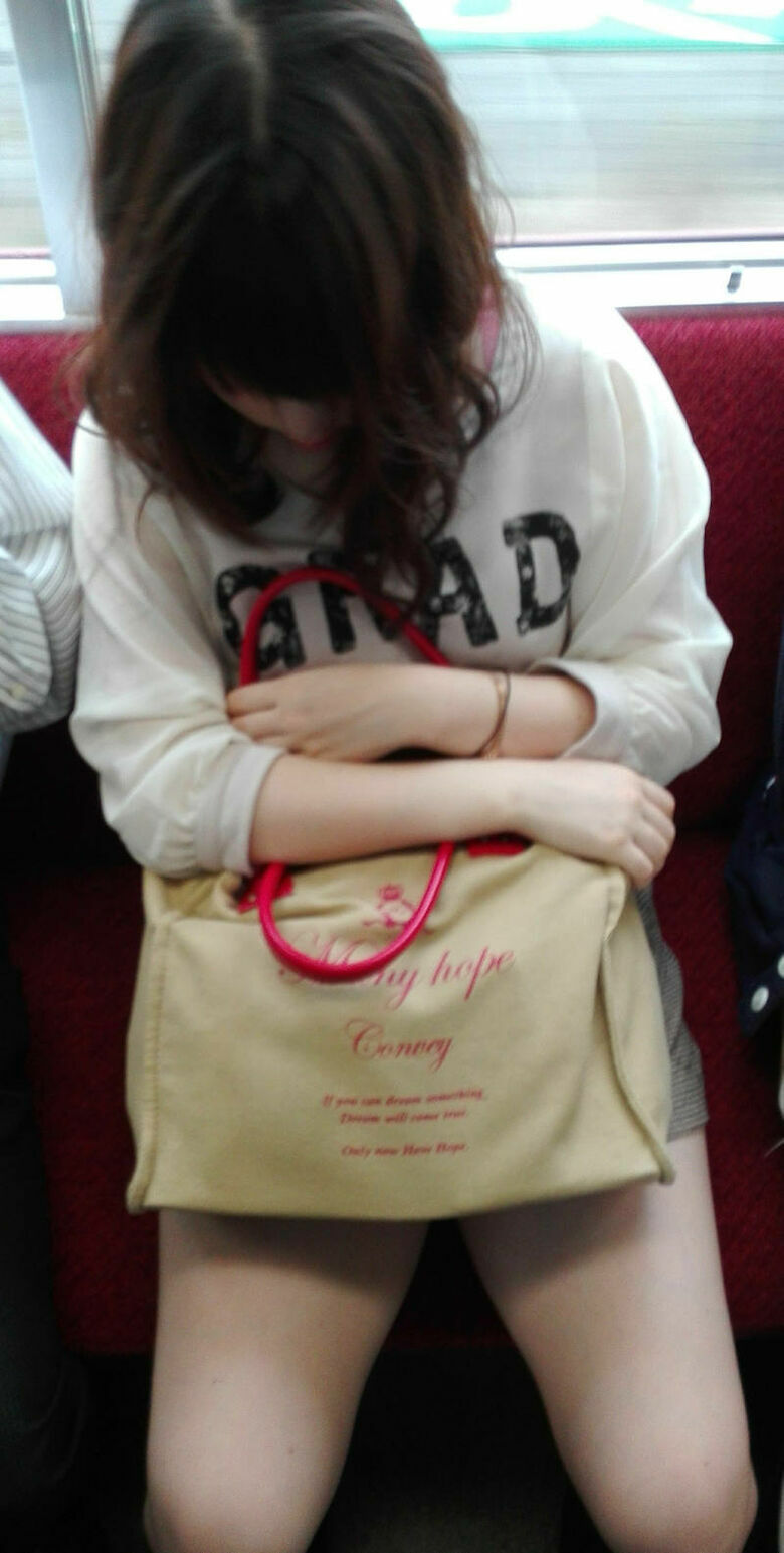 電車パンチラ動画像251枚!エロい盗撮JK・素人対面女子のミニスカパンツに太もも 生足がエロくて抜ける!!084枚目