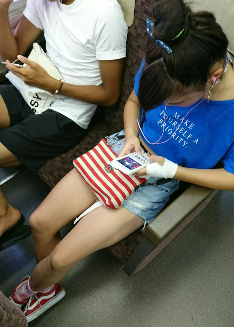 電車パンチラ動画像251枚!エロい盗撮JK・素人対面女子のミニスカパンツに太もも 生足がエロくて抜ける!!085枚目