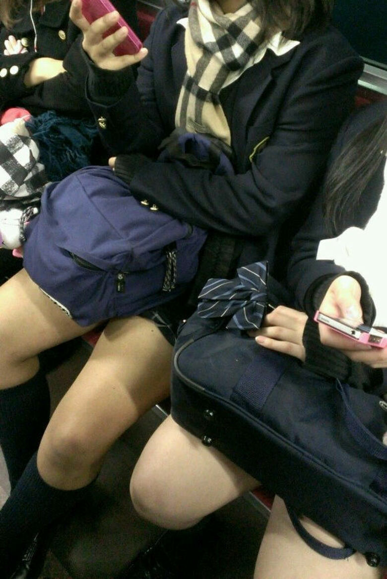 電車パンチラ動画像251枚!エロい盗撮JK・素人対面女子のミニスカパンツに太もも 生足がエロくて抜ける!!088枚目
