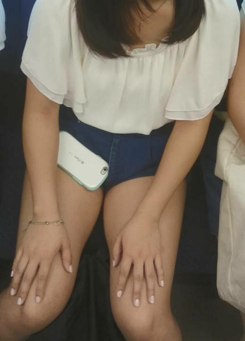 電車パンチラ動画像251枚!エロい盗撮JK・素人対面女子のミニスカパンツに太もも 生足がエロくて抜ける!!090枚目