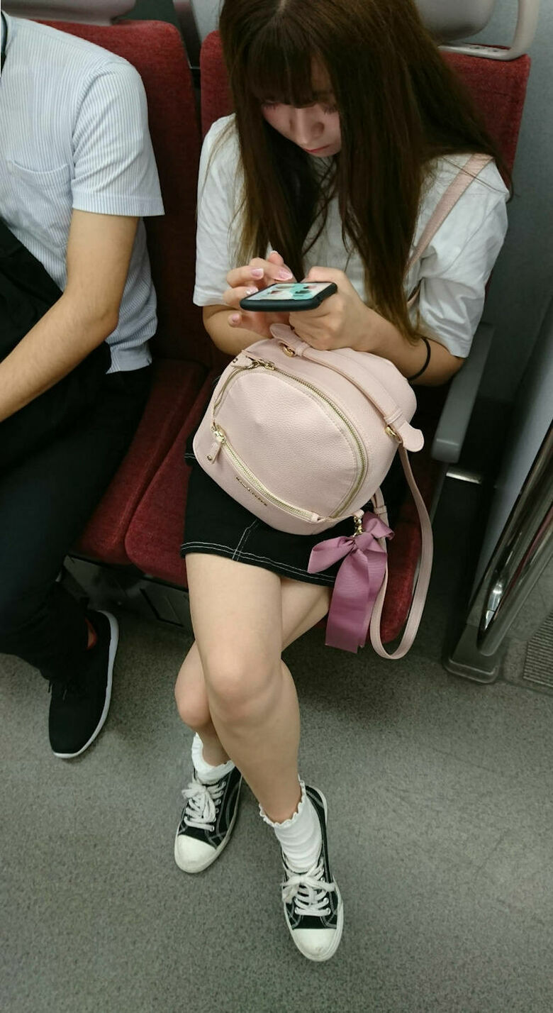 電車パンチラ動画像251枚!エロい盗撮JK・素人対面女子のミニスカパンツに太もも 生足がエロくて抜ける!!091枚目