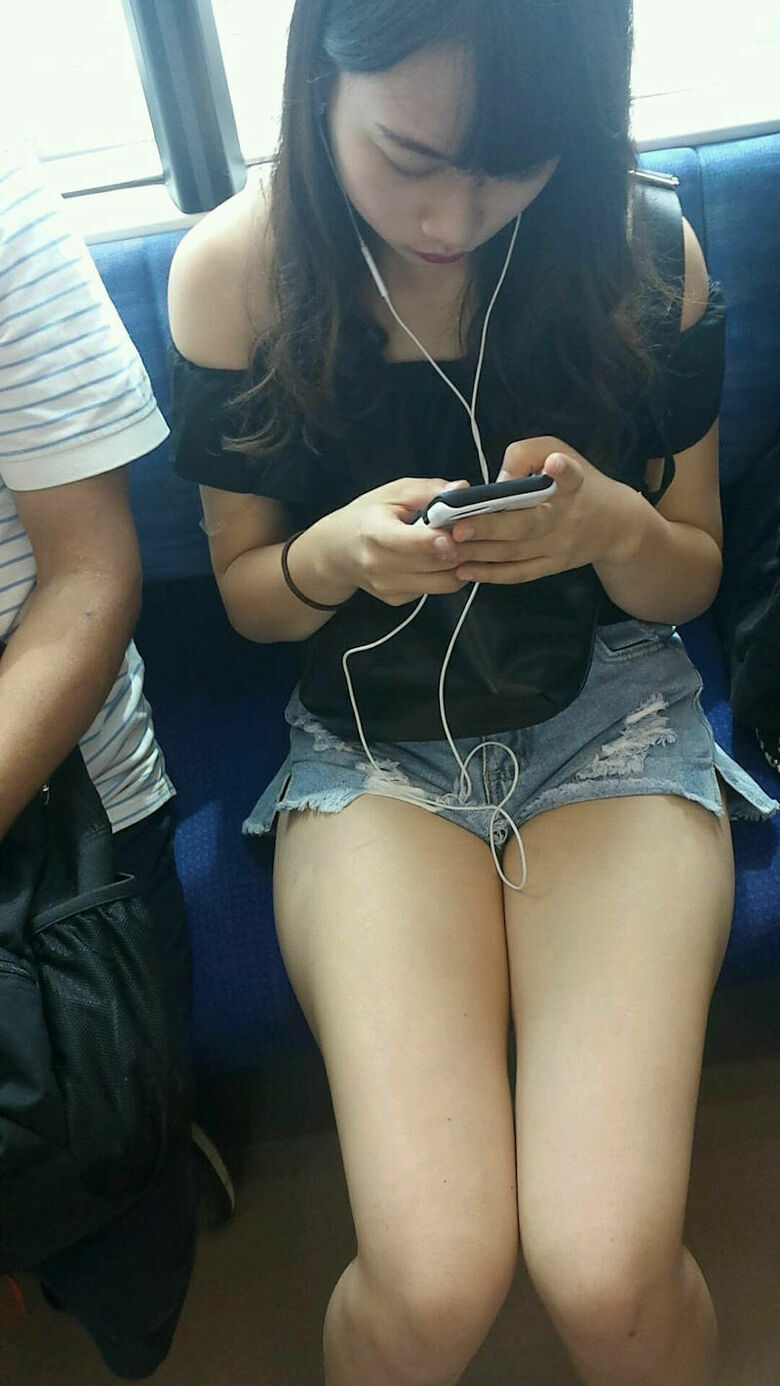 電車パンチラ動画像251枚!エロい盗撮JK・素人対面女子のミニスカパンツに太もも 生足がエロくて抜ける!!095枚目