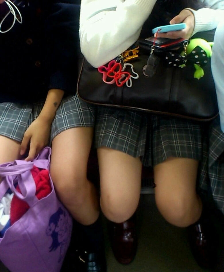電車パンチラ動画像251枚!エロい盗撮JK・素人対面女子のミニスカパンツに太もも 生足がエロくて抜ける!!096枚目