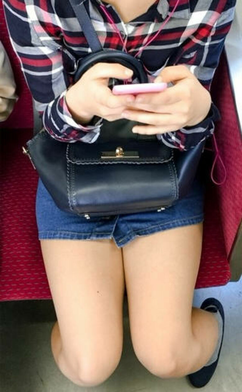 電車パンチラ動画像251枚!エロい盗撮JK・素人対面女子のミニスカパンツに太もも 生足がエロくて抜ける!!099枚目
