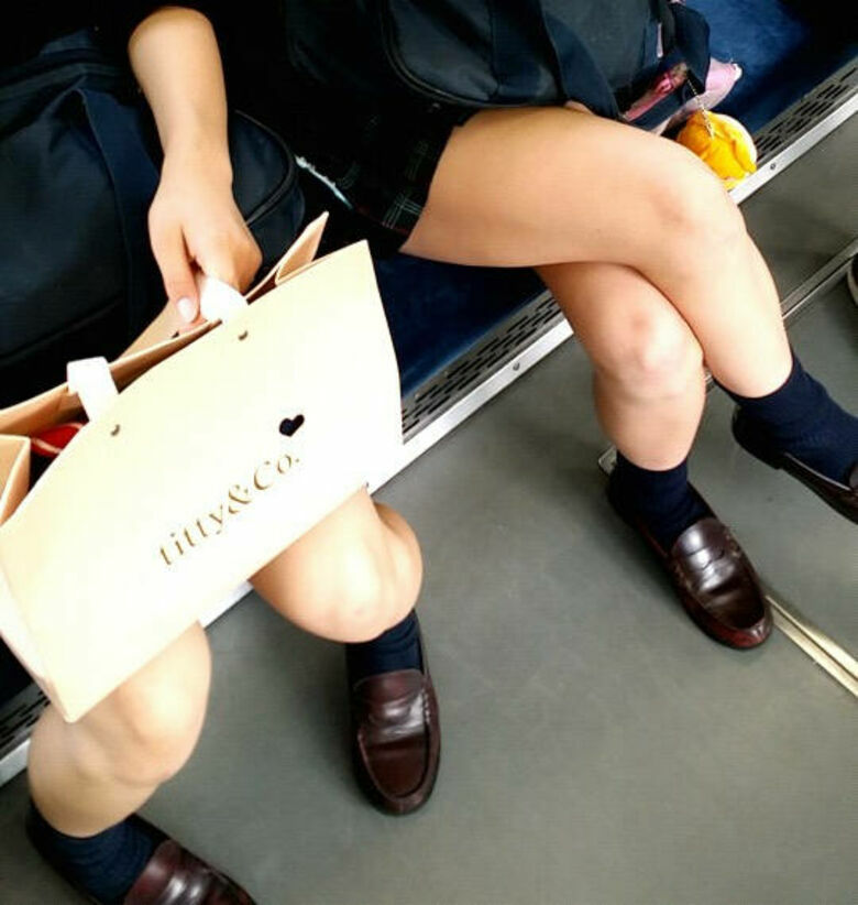 電車パンチラ動画像251枚!エロい盗撮JK・素人対面女子のミニスカパンツに太もも 生足がエロくて抜ける!!100枚目