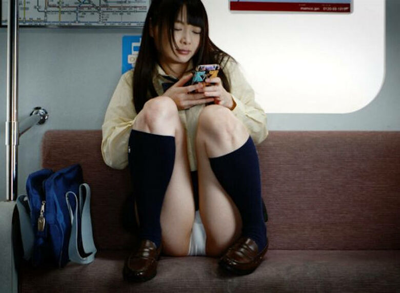 電車パンチラ動画像251枚!エロい盗撮JK・素人対面女子のミニスカパンツに太もも 生足がエロくて抜ける!!105枚目