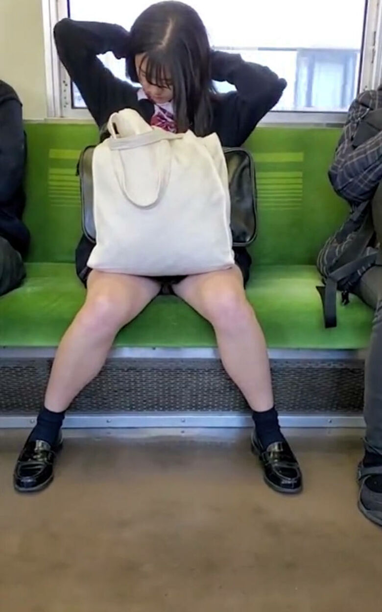 電車パンチラ動画像251枚!エロい盗撮JK・素人対面女子のミニスカパンツに太もも 生足がエロくて抜ける!!149枚目