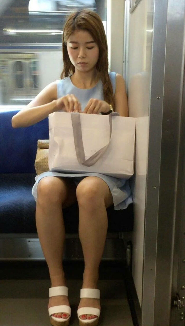 電車パンチラ動画像251枚!エロい盗撮JK・素人対面女子のミニスカパンツに太もも 生足がエロくて抜ける!!158枚目