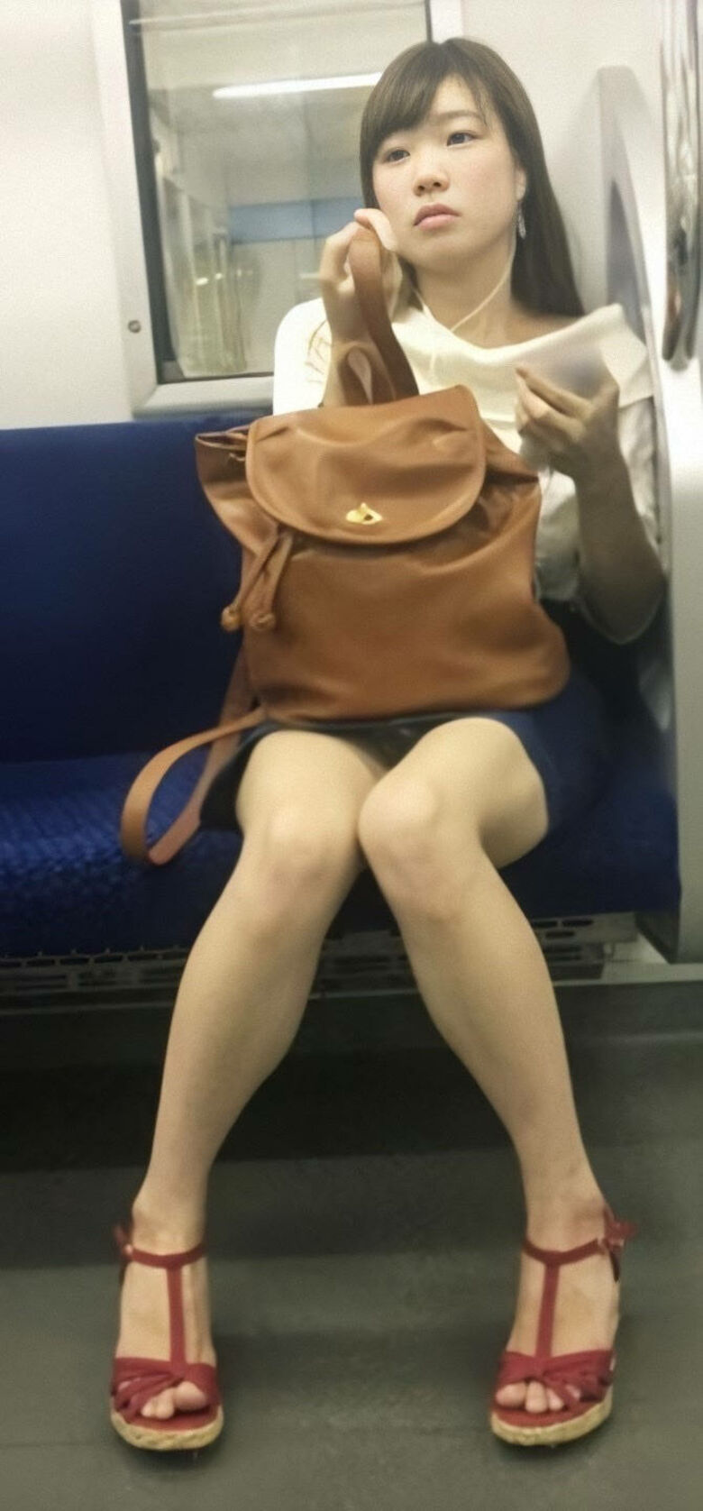 電車パンチラ動画像251枚!エロい盗撮JK・素人対面女子のミニスカパンツに太もも 生足がエロくて抜ける!!159枚目