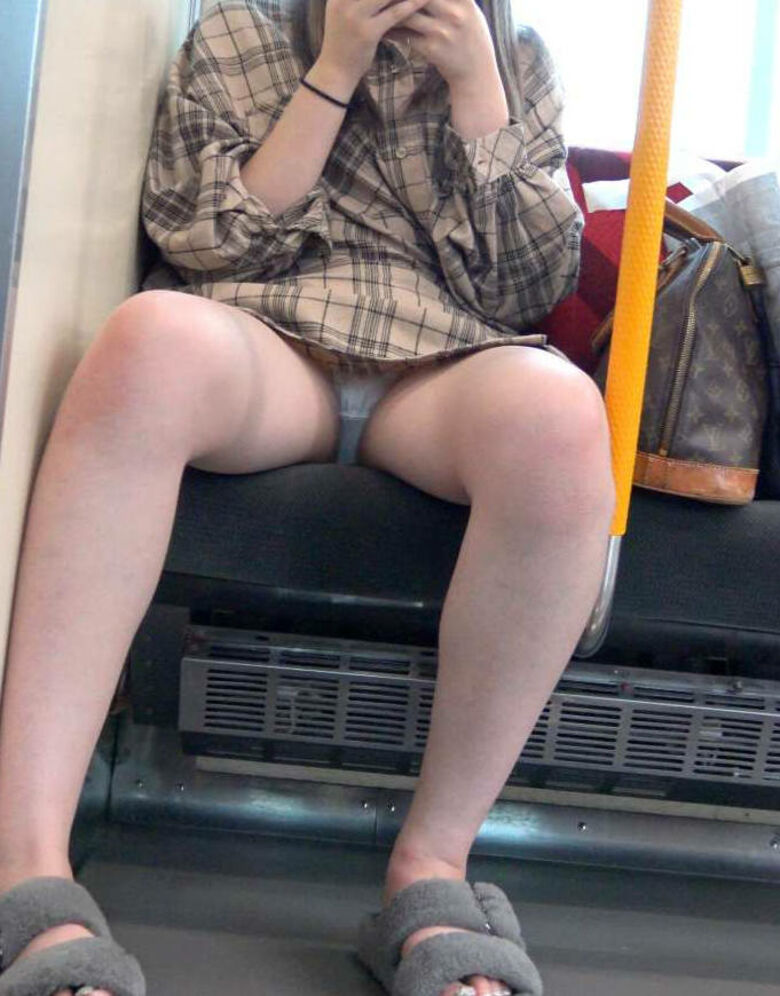 電車パンチラ動画像251枚!エロい盗撮JK・素人対面女子のミニスカパンツに太もも 生足がエロくて抜ける!!179枚目