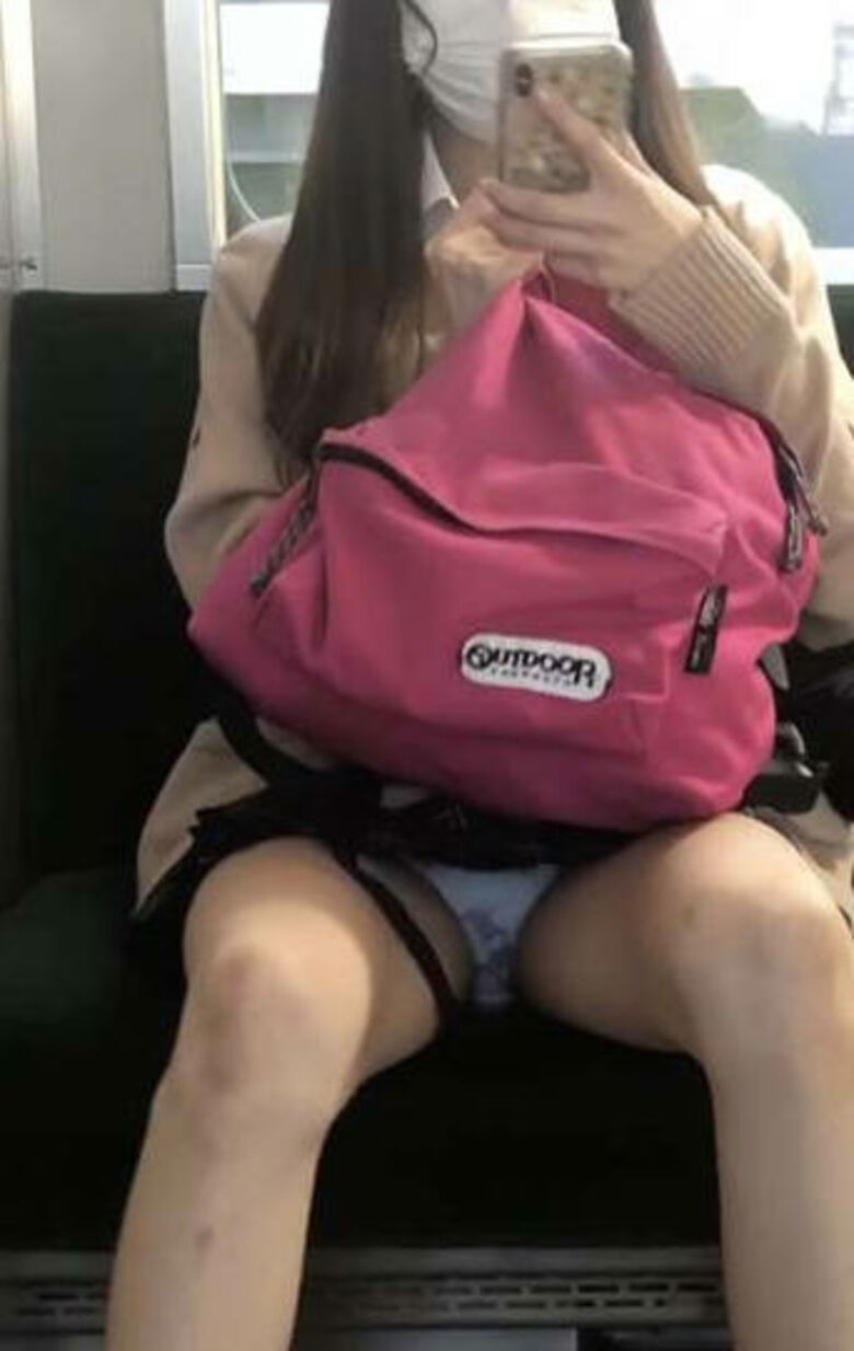 電車パンチラ動画像251枚!エロい盗撮JK・素人対面女子のミニスカパンツに太もも 生足がエロくて抜ける!!187枚目