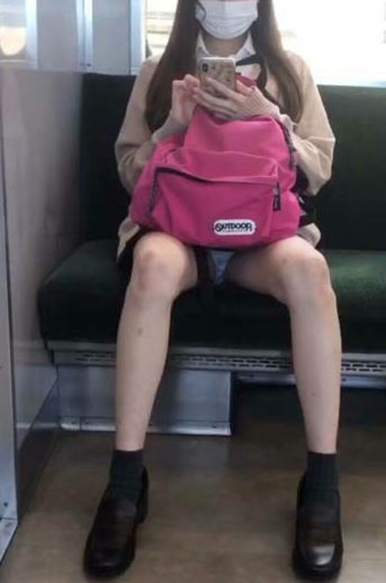 電車パンチラ動画像251枚!エロい盗撮JK・素人対面女子のミニスカパンツに太もも 生足がエロくて抜ける!!188枚目