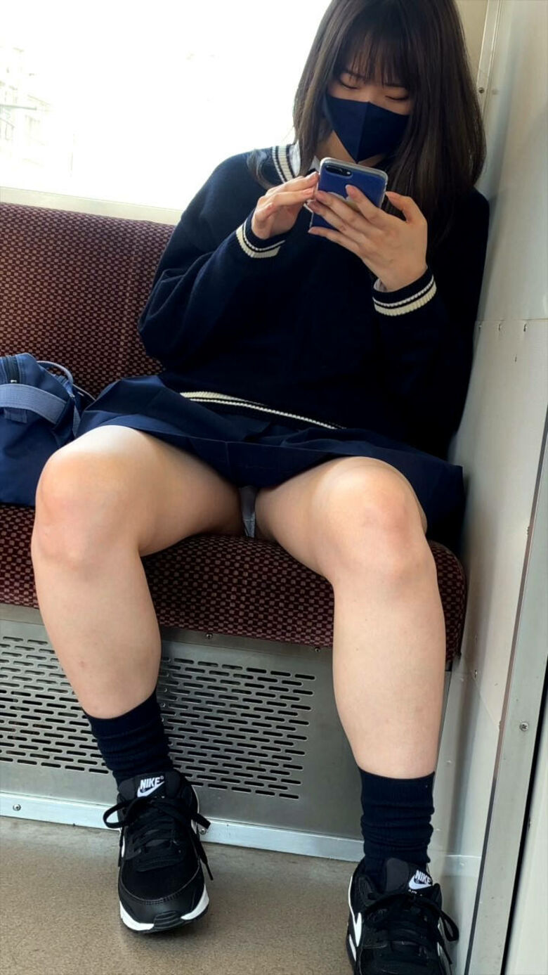 電車パンチラ動画像251枚!エロい盗撮JK・素人対面女子のミニスカパンツに太もも 生足がエロくて抜ける!!189枚目