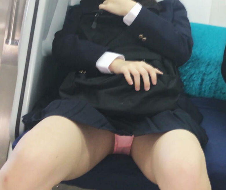 電車パンチラ動画像251枚!エロい盗撮JK・素人対面女子のミニスカパンツに太もも 生足がエロくて抜ける!!194枚目