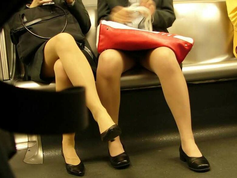 電車パンチラ動画像251枚!エロい盗撮JK・素人対面女子のミニスカパンツに太もも 生足がエロくて抜ける!!206枚目