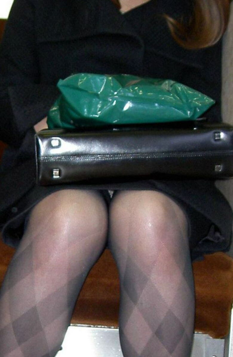 電車パンチラ動画像251枚!エロい盗撮JK・素人対面女子のミニスカパンツに太もも 生足がエロくて抜ける!!223枚目