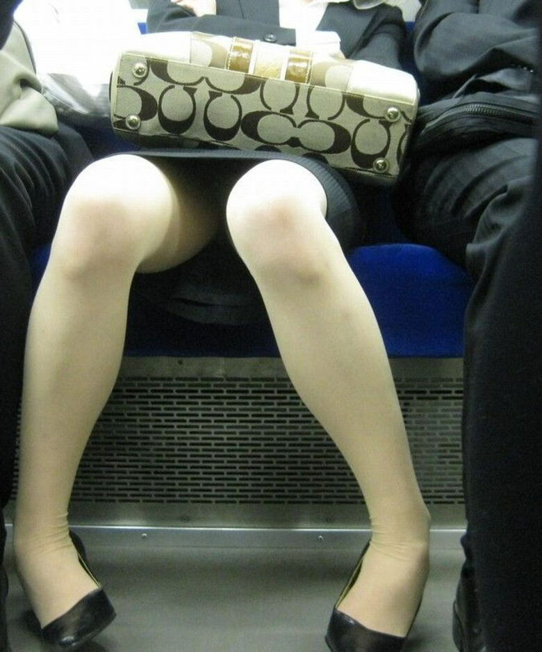 電車パンチラ動画像251枚!エロい盗撮JK・素人対面女子のミニスカパンツに太もも 生足がエロくて抜ける!!225枚目
