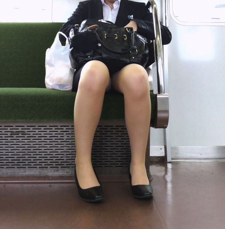 電車パンチラ動画像251枚!エロい盗撮JK・素人対面女子のミニスカパンツに太もも 生足がエロくて抜ける!!227枚目