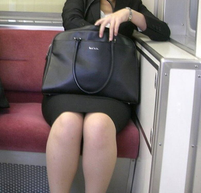 電車パンチラ動画像251枚!エロい盗撮JK・素人対面女子のミニスカパンツに太もも 生足がエロくて抜ける!!233枚目