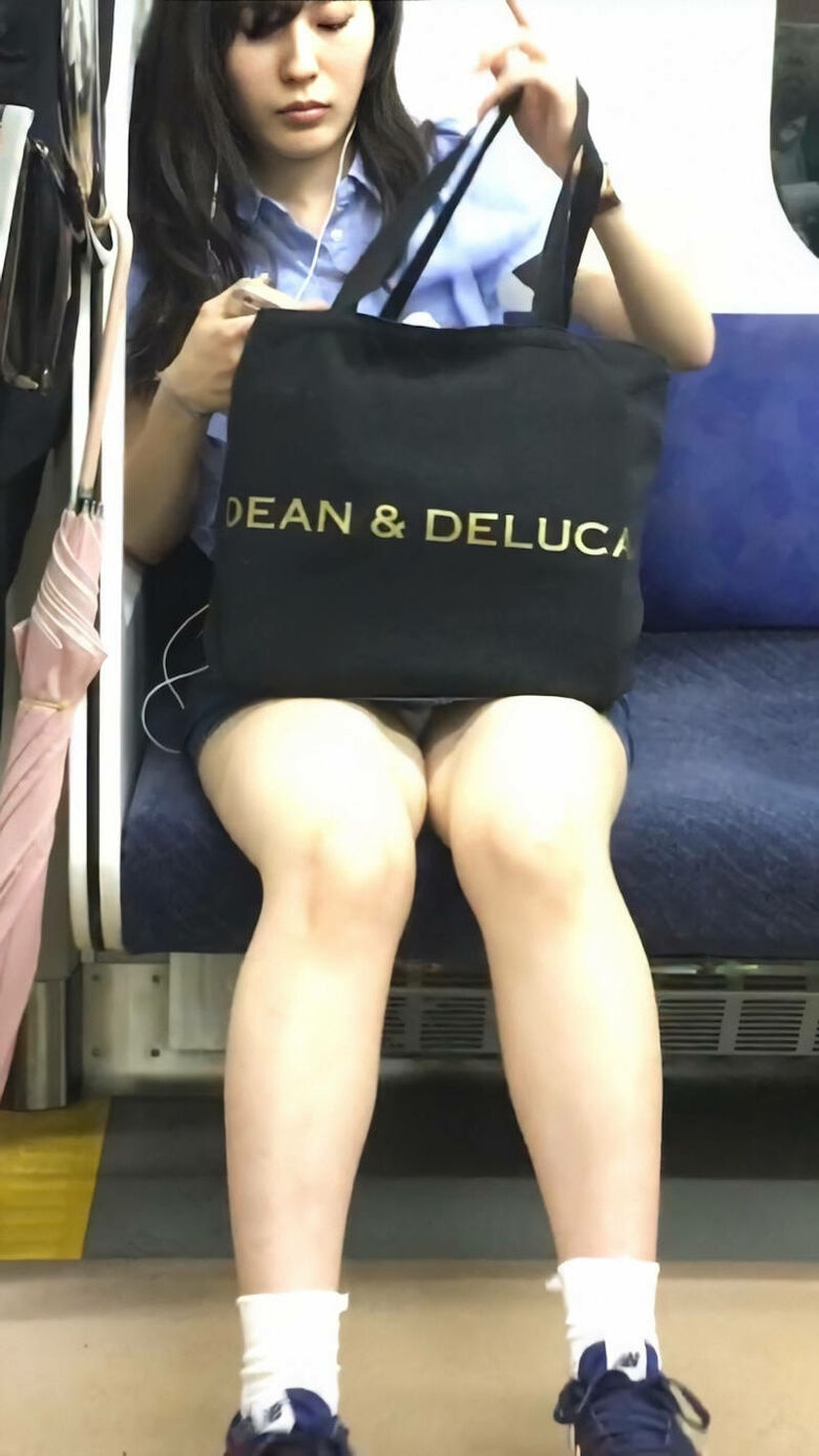 電車パンチラ動画像251枚!エロい盗撮JK・素人対面女子のミニスカパンツに太もも 生足がエロくて抜ける!!234枚目