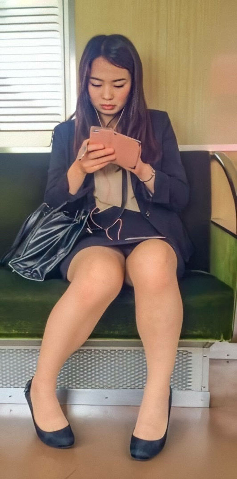 電車パンチラ動画像251枚!エロい盗撮JK・素人対面女子のミニスカパンツに太もも 生足がエロくて抜ける!!237枚目