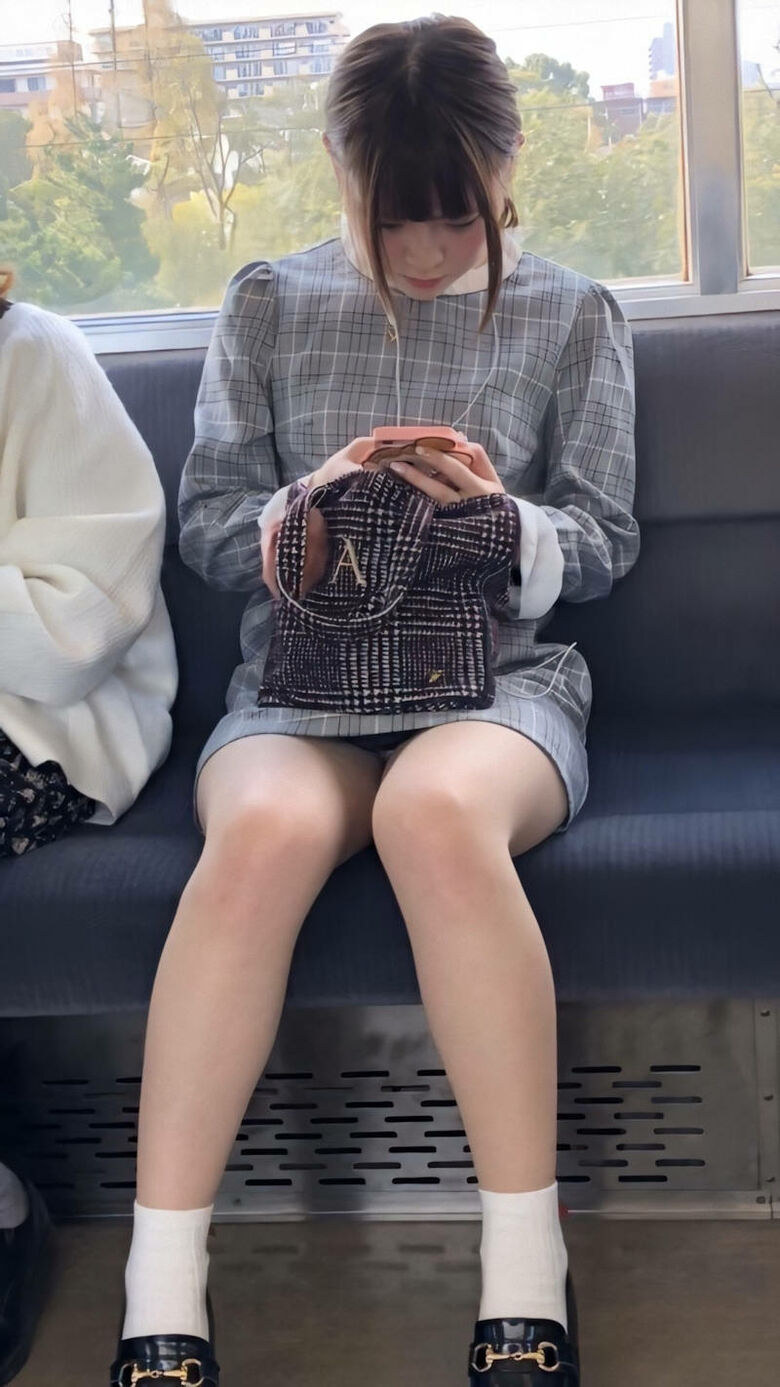 電車パンチラ動画像251枚!エロい盗撮JK・素人対面女子のミニスカパンツに太もも 生足がエロくて抜ける!!244枚目