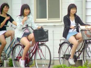 自転車に乗ってる美女のパンチラがエロすぎる017