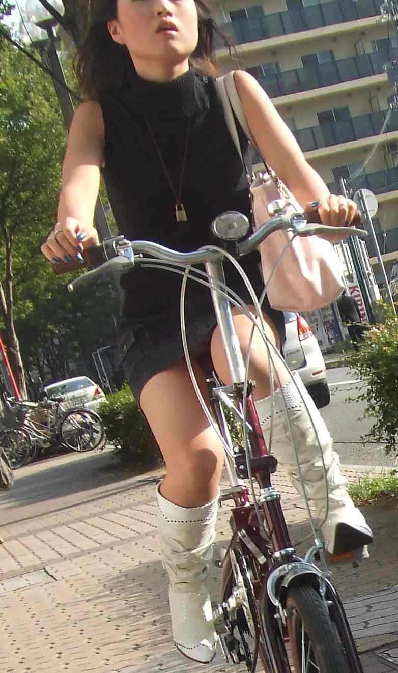 自転車に乗ってる美女のパンチラがエロすぎる022