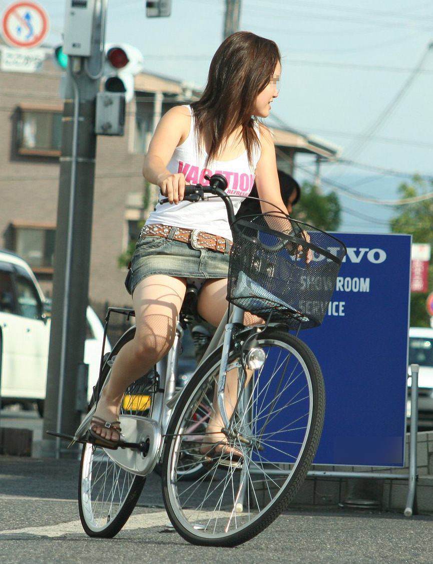 自転車に乗ってる美女のパンチラがエロすぎる026