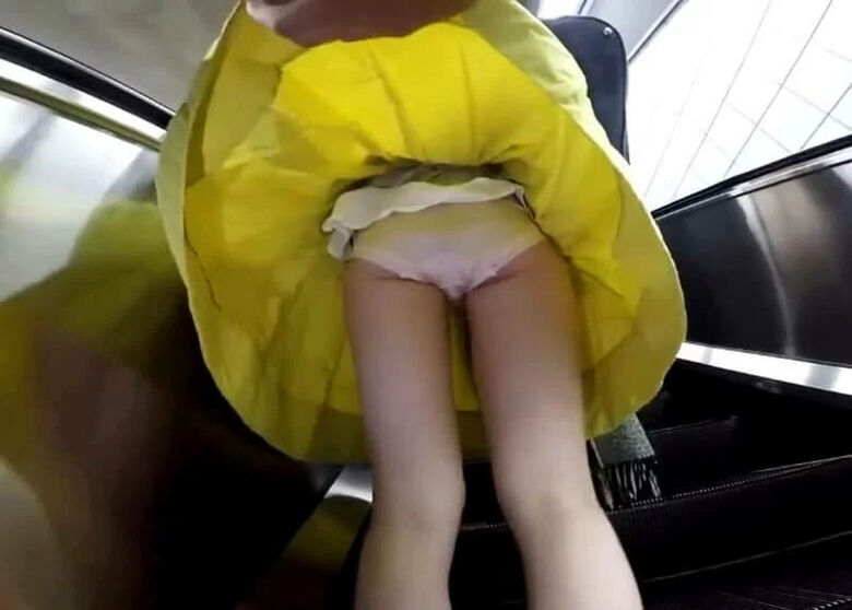 逆さ撮りスカートめくりパンチラ画像58枚!盗撮でエロいパンツに太もも お尻が抜ける!!025枚目