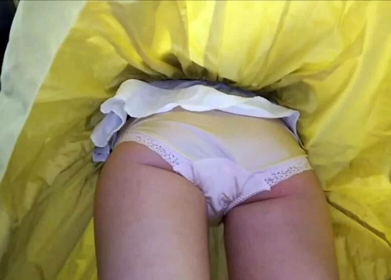 逆さ撮りスカートめくりパンチラ画像58枚!盗撮でエロいパンツに太もも お尻が抜ける!!026枚目