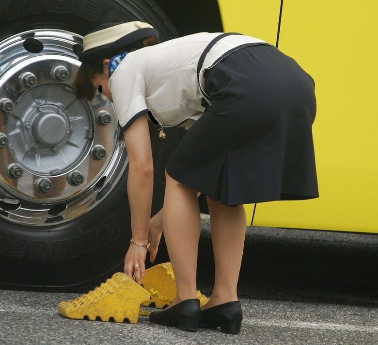 バスガイド盗撮 エロ画像！パン線や巨尻にフォーカス♡パンチラしてなくても抜けちゃいます(´д｀)ｼｺｼｺｵ013