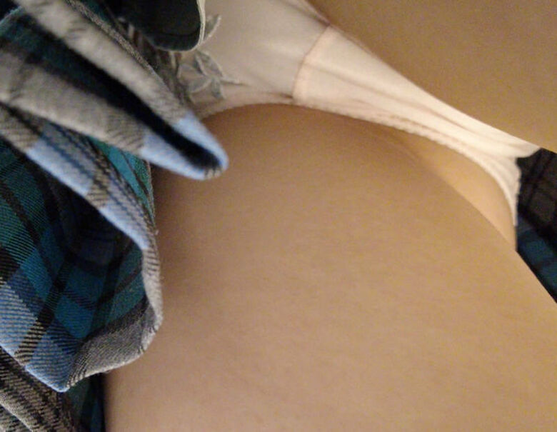 ぱんちら画像76枚!青色チェックスカートからのパンチラがエロいJKパンツをまとめてみた!!027枚目