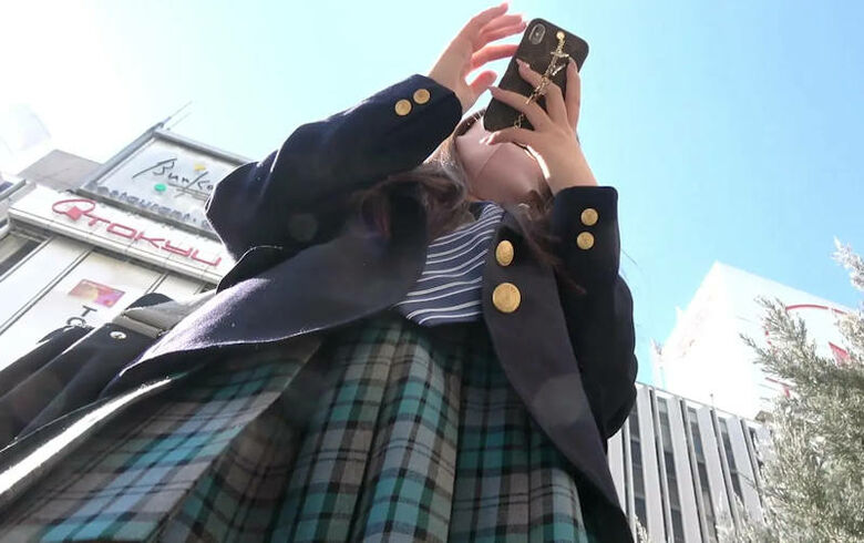 ぱんちら画像76枚!青色チェックスカートからのパンチラがエロいJKパンツをまとめてみた!!050枚目