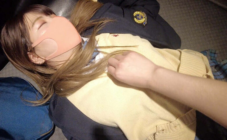 ぱんちら画像76枚!青色チェックスカートからのパンチラがエロいJKパンツをまとめてみた!!057枚目