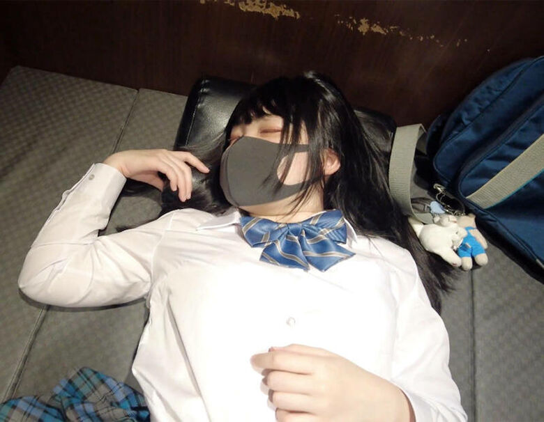 ぱんちら画像76枚!青色チェックスカートからのパンチラがエロいJKパンツをまとめてみた!!068枚目