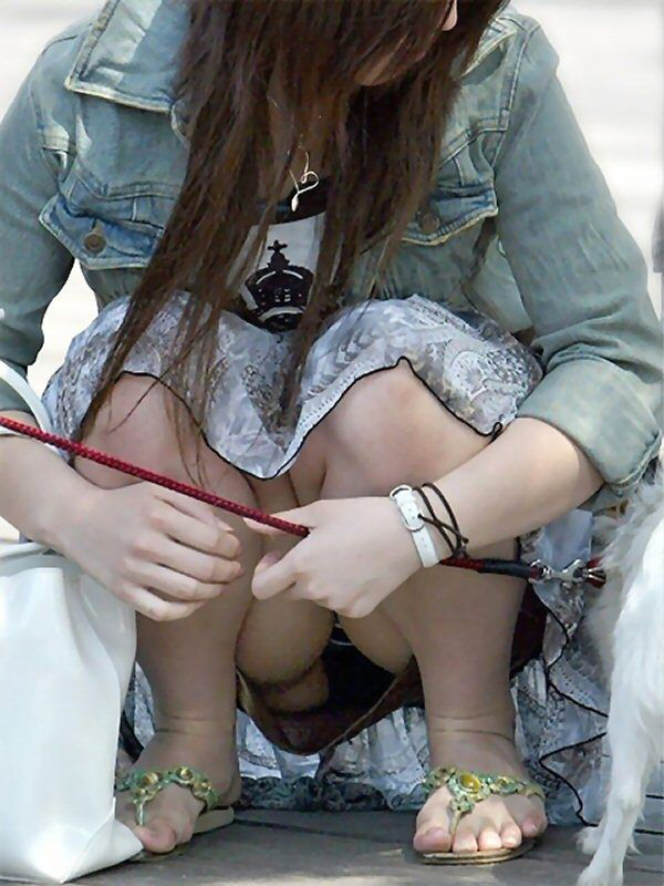 うんこ座り パンチラ画像だぜ！股間のむっくり具合がエロくてたまんないっす💕002