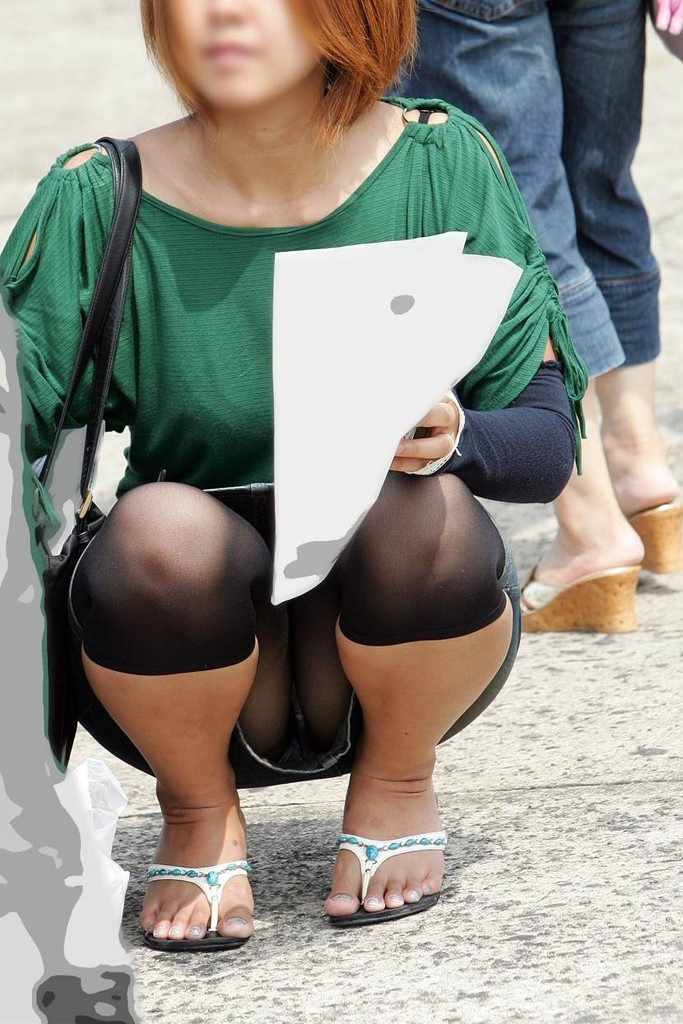 うんこ座り パンチラ画像だぜ！股間のむっくり具合がエロくてたまんないっす💕003