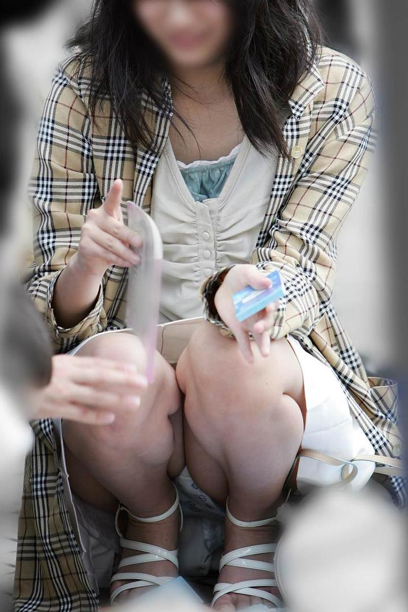 うんこ座り パンチラ画像だぜ！股間のむっくり具合がエロくてたまんないっす💕014