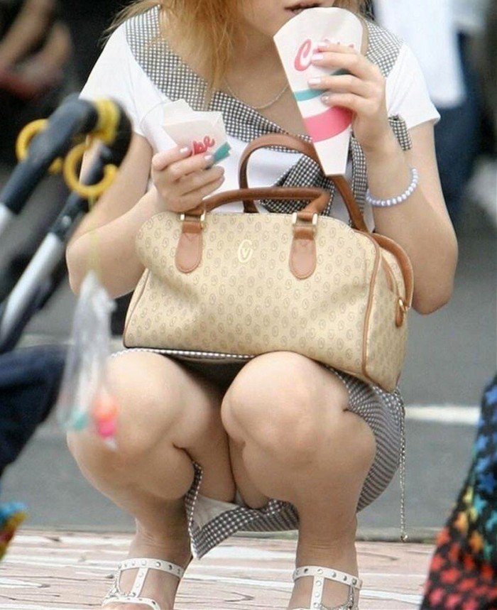 うんこ座り パンチラ画像だぜ！股間のむっくり具合がエロくてたまんないっす💕018