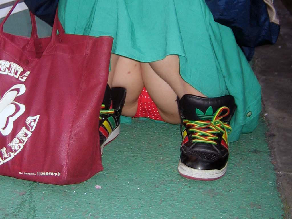 うんこ座り パンチラ画像だぜ！股間のむっくり具合がエロくてたまんないっす💕032