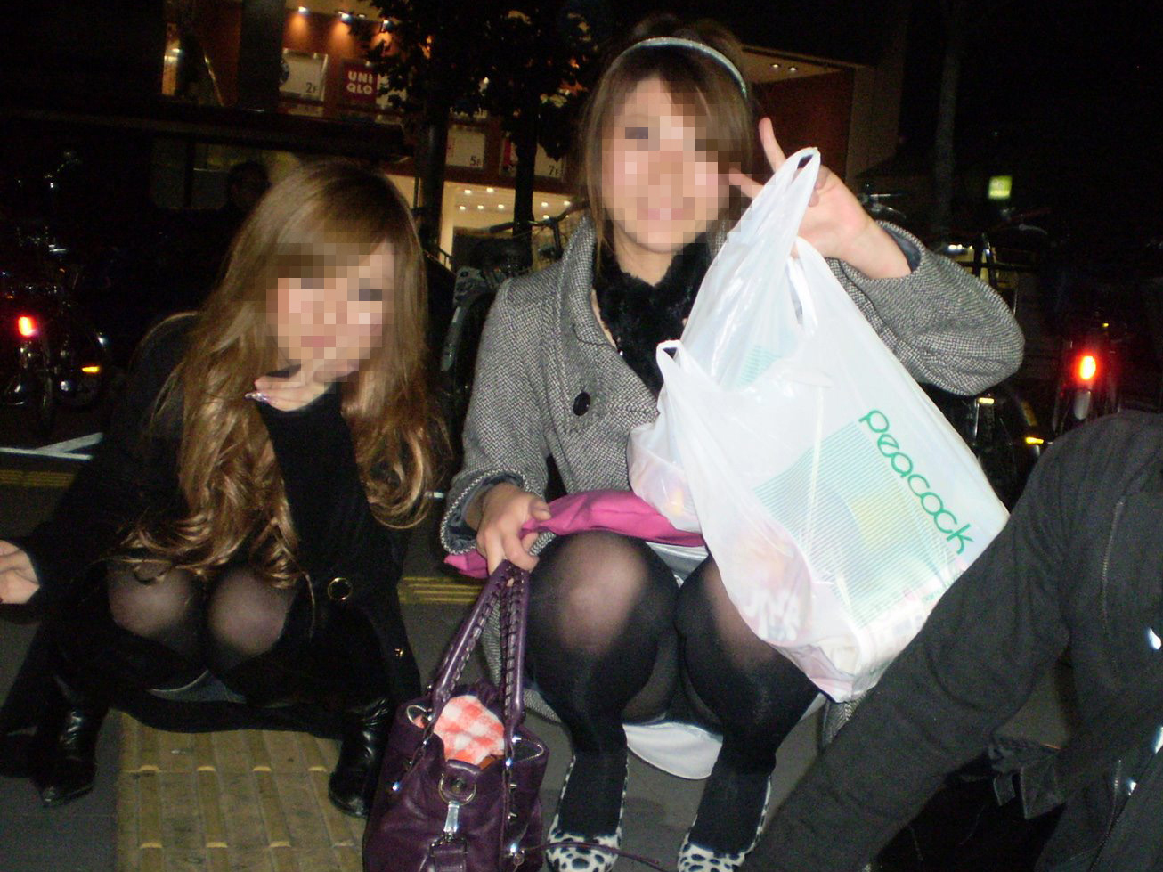 うんこ座り パンチラ画像だぜ！股間のむっくり具合がエロくてたまんないっす💕035